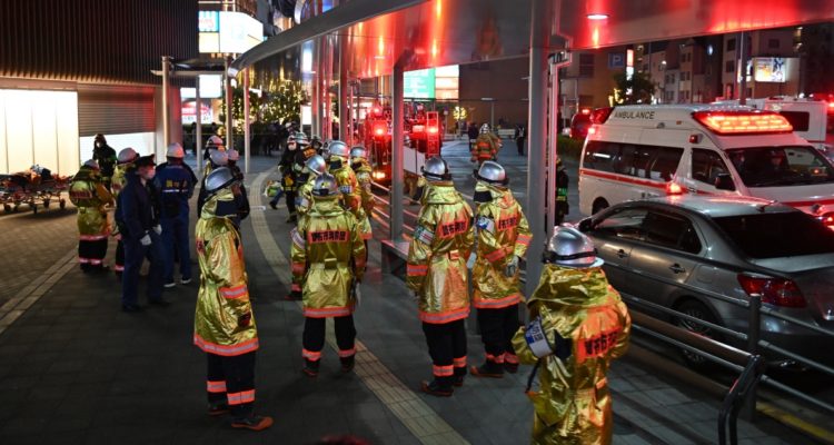 Detienen a hombre disfrazado del “Joker” acusado de apuñalar a pasajeros de un tren de Tokio