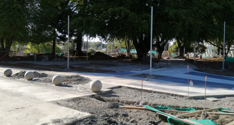 Detienen obras en plazas de Valdivia por restos arqueológicos que gestión de Sabat habría conocido