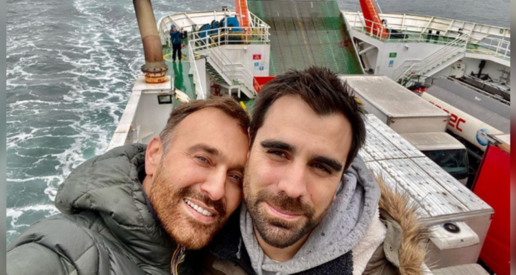 Jordi Castell junto a su esposo