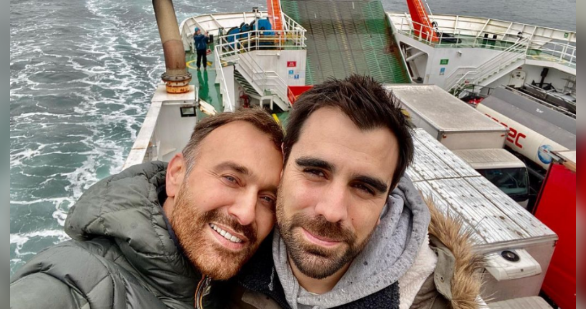 Jordi Castell junto a su esposo