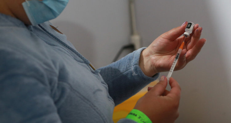 Gobierno evalúa aplicar dosis de refuerzo anual para mantener controlada la pandemia