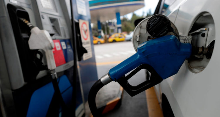 Ecuador congela precio de combustibles tras intensa pugna con movimientos sociales