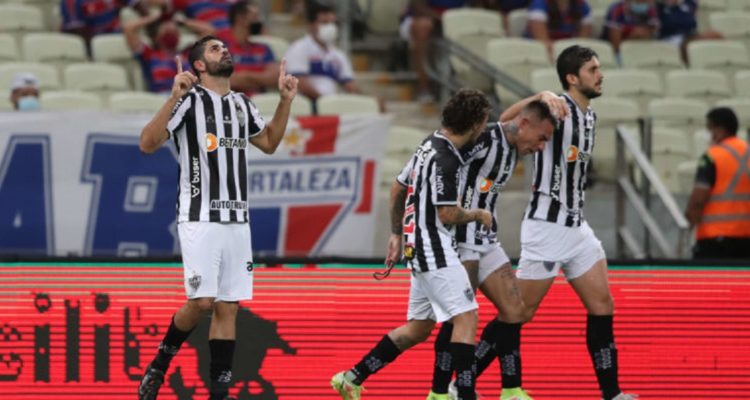 Eduardo Vargas celebrando su asistencia a Diego Costa.