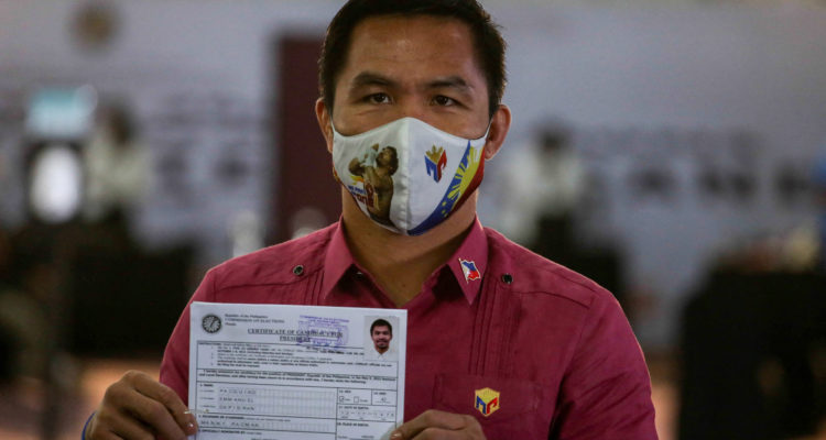 Exboxeador Manny Pacquiao tras inscribir su candidatura. | Agence France-Presse