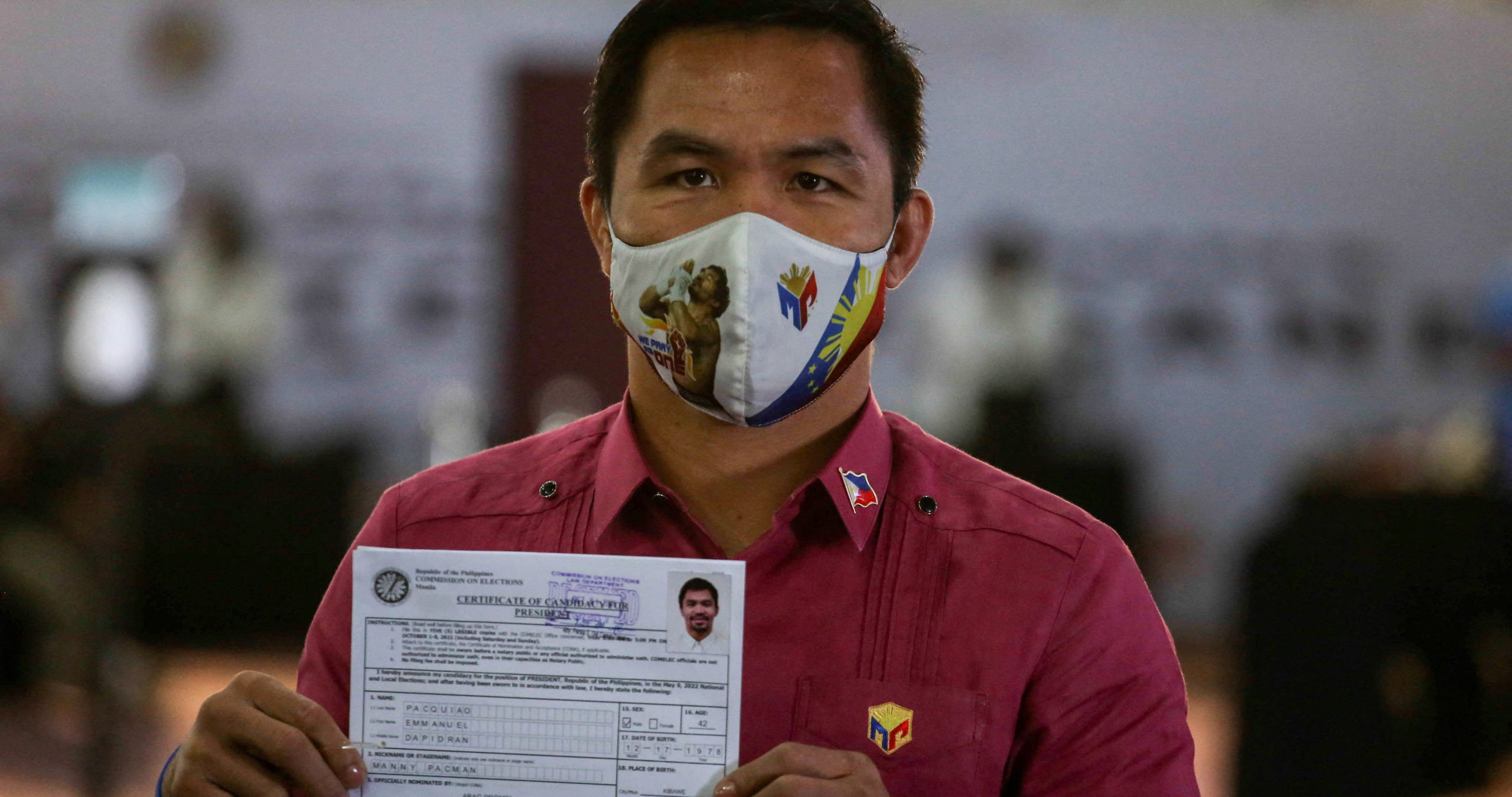 Exboxeador Manny Pacquiao tras inscribir su candidatura. | Agence France-Presse