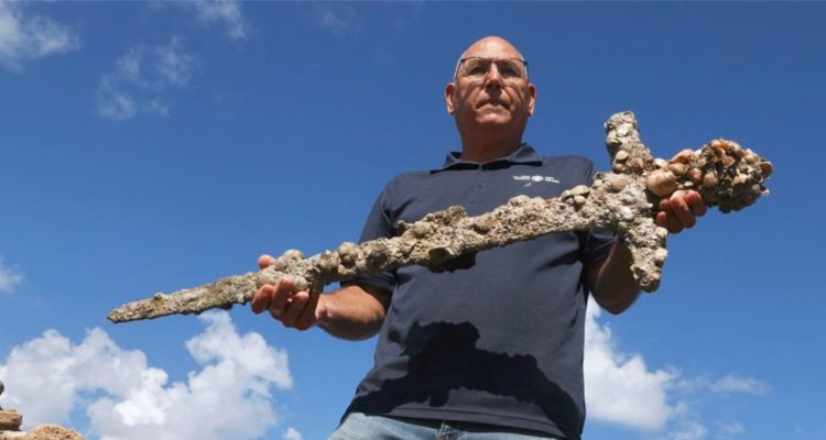 Buzo encuentra espada usada en las cruzadas en Israel
