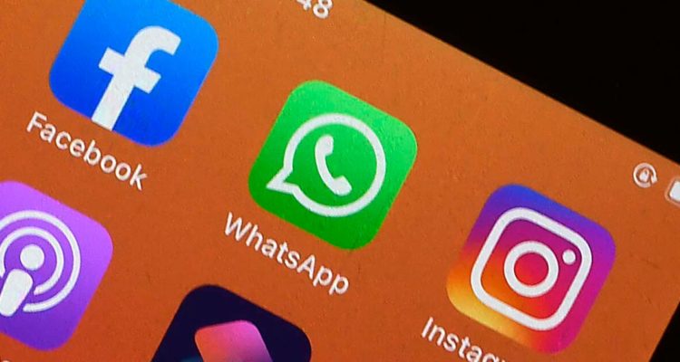 Periodista “entrenó” a su Facebook y perfil se volvió misógino, antivacunas y conspiranoico