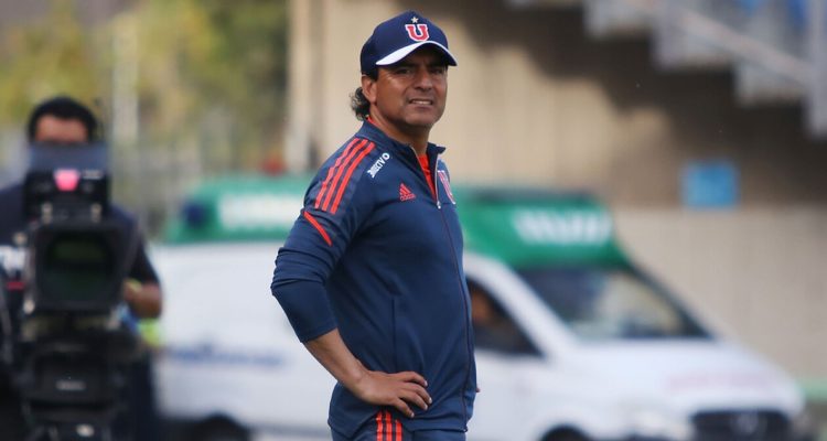 Esteban Valencia no dio más como DT de la U