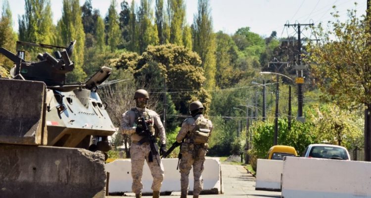 Militares en puesto de control