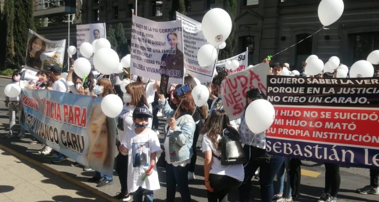 Familia de Valeria Vivanco protesta frente a cuartel PDI acusando presiones para acceder a pensión