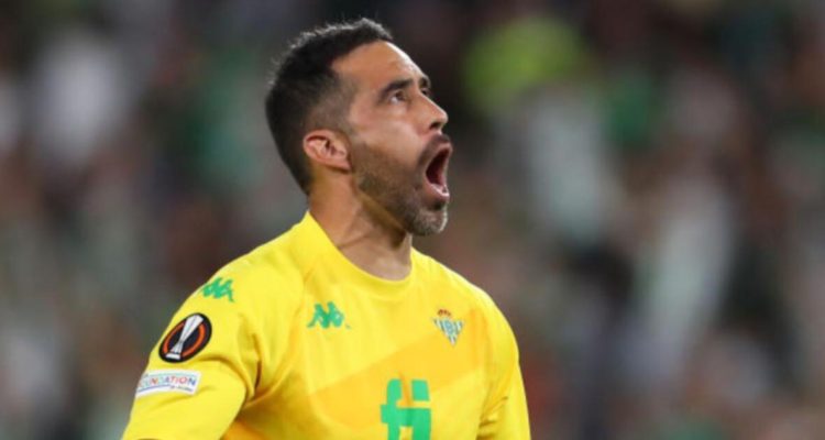 Claudio Bravo atajando para el Betis