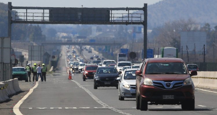 Llegó el fin de semana largo y 417 mil autos saldrán de la RM: revisa las medidas