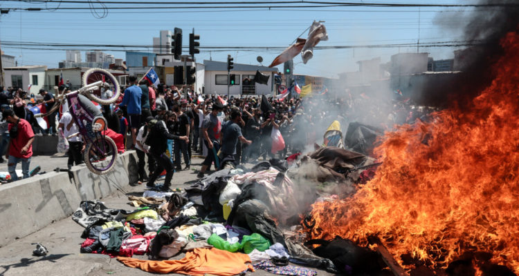 Fiscalía formalizará a cuatro personas por quema de carpas de migrantes en Iquique