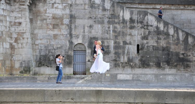 fotografa-borra-imagenes-matimonio-frente-novio