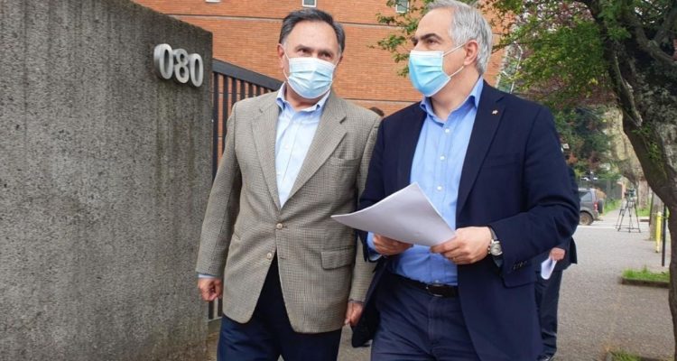 Francisco Chahuán sosteniendo una hoja.