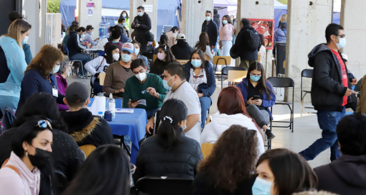 Funcionarios de Salud de Viña del Mar denuncian agresiones por pacientes que no alcanzan vacunas