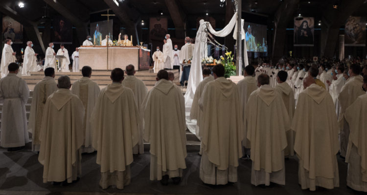 No hay nada más fuerte que la Ley Gobierno e Iglesia de Francia chocan tras informe de abusos