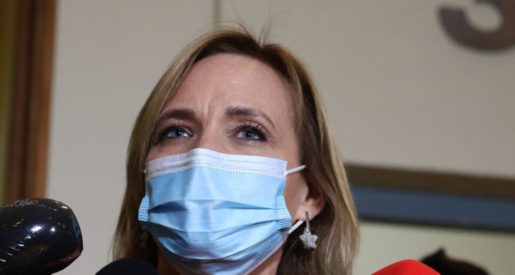 Goic y críticas de Jiles tras enrostrarle su cáncer por cuarto retiro: No voy a farandulizar