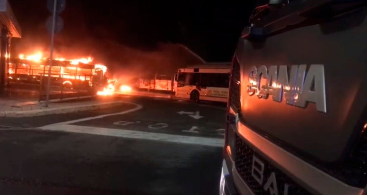 Incendio destruye al menos 30 autobuses públicos en Roma investigan presuntas responsabilidades