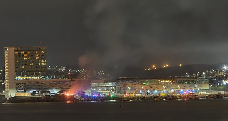 Incendio afecta al menos a 26 locales comerciales en sector costero de San Antonio