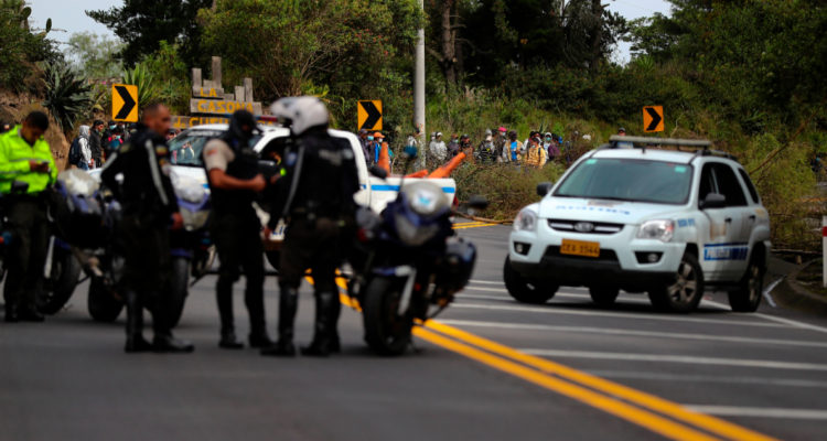 Indígenas de Ecuador bloquean varias carreteras en protesta contra gobierno de Lasso