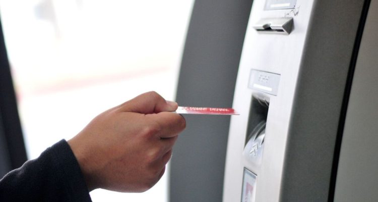 Tarjeta ingresando a cajero automático