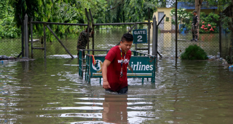 Inundaciones en India y Nepal dejan más de 100 muertos y decenas de personas desaparecidas