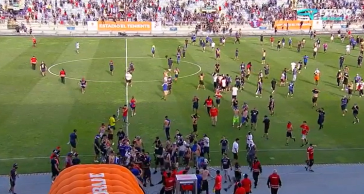 Hinchas de La U invadiendo la cancha de El Teniente.