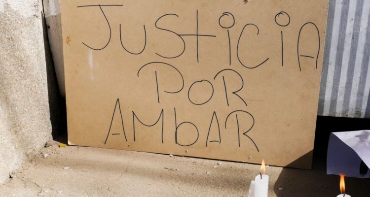 Cartel pidiendo justicia para Ámbar Cornejo.