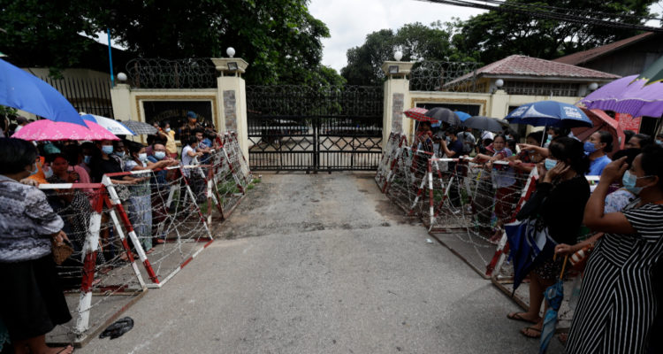 Junta militar de Birmania libera a más de 5.000 presos mientras crece su aislamiento internacional