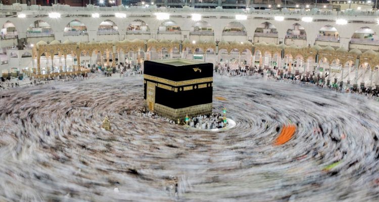 Una multitud de peregrinos da vueltas alrededor de la Kaaba en la Gran Mezquita en el primer día de celebración del Eid al-Adha en La Meca (Arabia Saudí), en una imagen de 2018 | Sedat Suna, Agencia EFE.