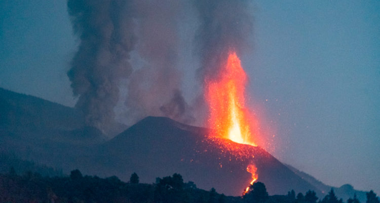 La Palma nueva colada del volcán llega al mar y obliga reforzar protecciones por eventual explosión