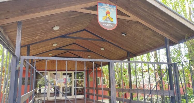 Frontis de liceo cerrado.