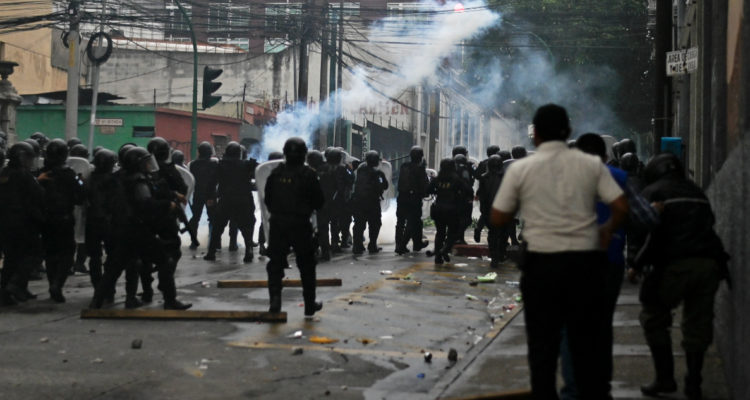 Ayuda, están con machetes exmilitares irrumpen en Congreso de Guatemala exigiendo compensación