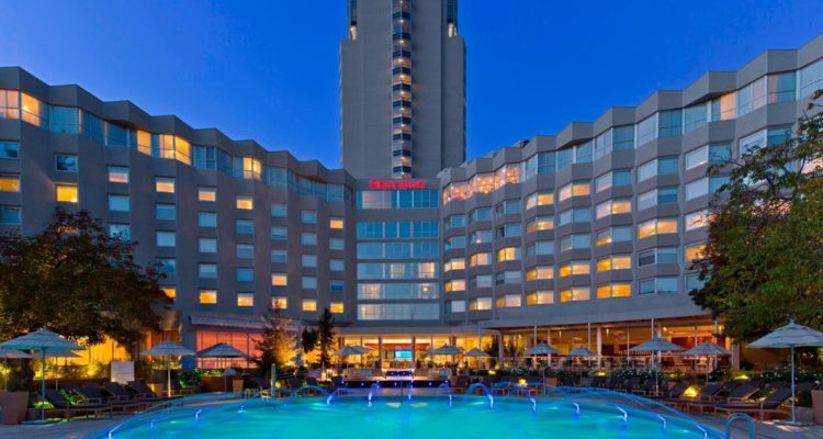 Matthei acoge reclamo de vecinos y buscará invalidar permiso para construir torres junto al Sheraton