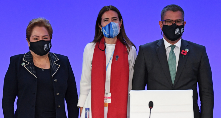Carolina Schmidt junto a dos personas