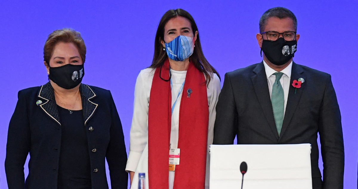 Carolina Schmidt junto a dos personas