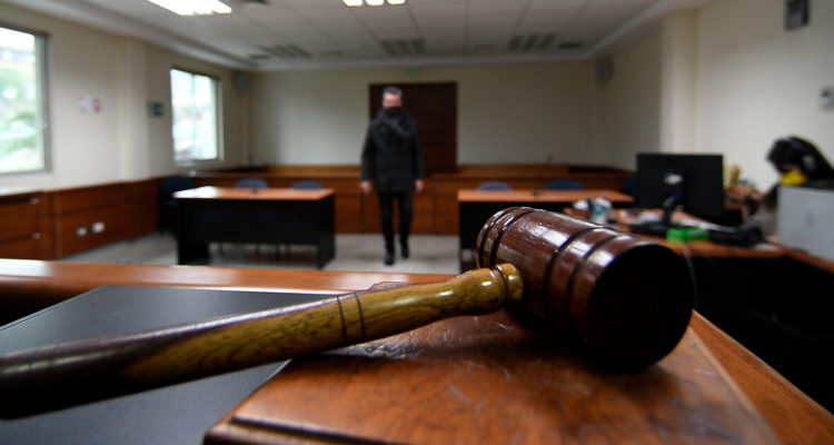 Mujer es formalizada por parricidio en Lago Ranco: expareja murió tras ser apuñalada en su casa