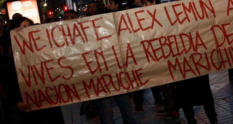 Pancarta en recuerdo de Alex Lemún.