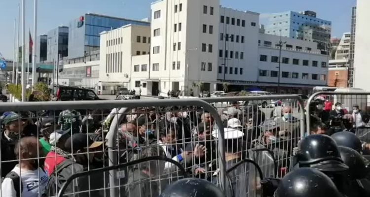 Pescadores intentan derribar cierre perimetral