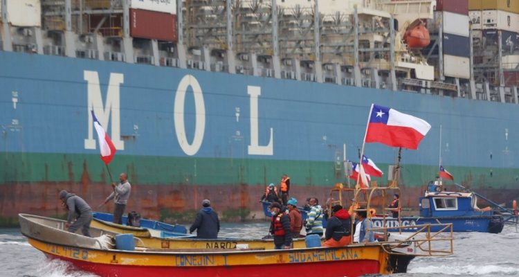 Pescadores sobre botes.