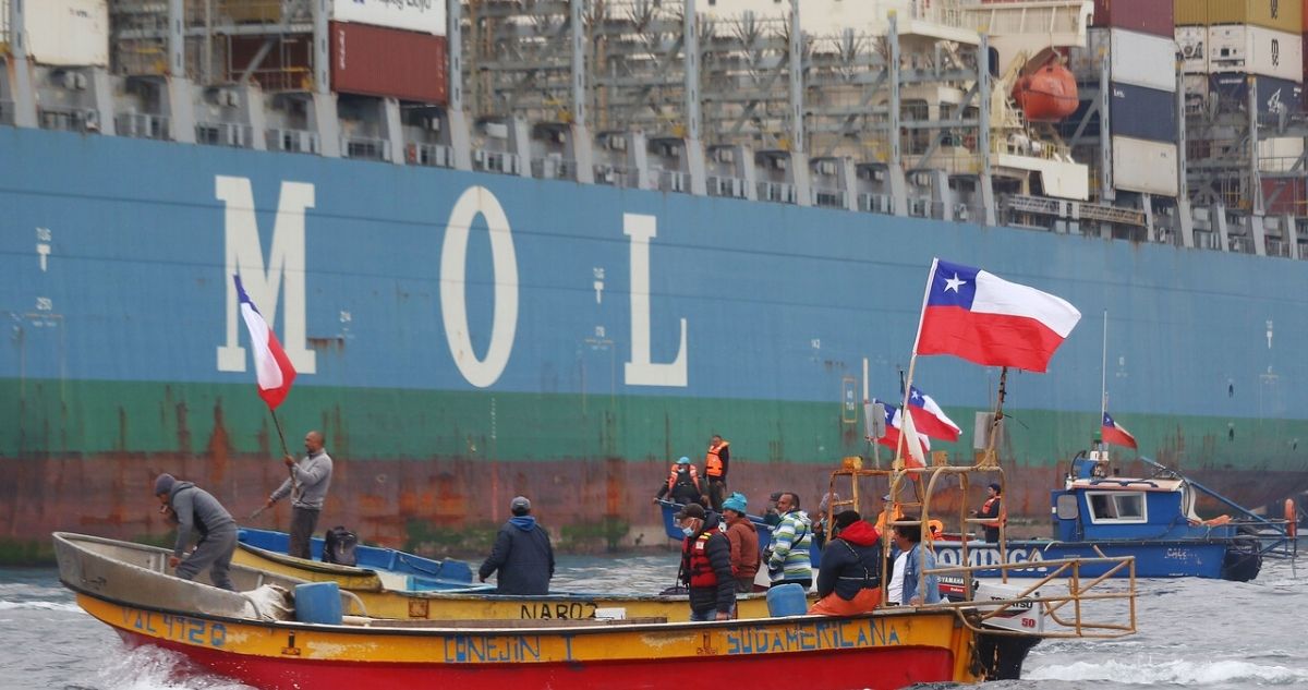 Pescadores sobre botes.