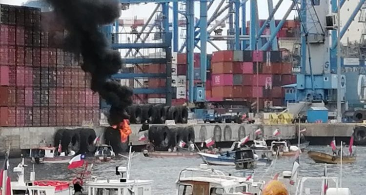 Pescadores prenden neumáticos en muelle Prat