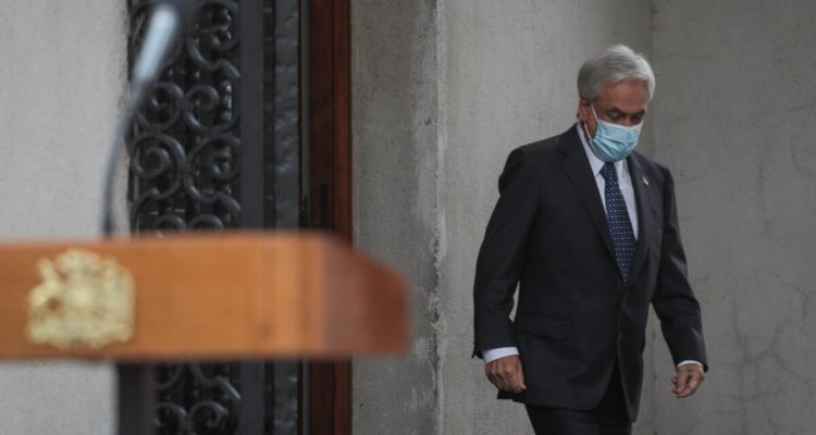 El Presidente de la Republica, Sebastián Piñera, sale de su despacho para realizar un punto de prensa en el patio de Los Naranjos del Palacio de La Moneda, tras conocerse la investigación en su contra por Dominga, que abrió la Fiscalía | Sebastián Beltrán, Agencia UNO. 