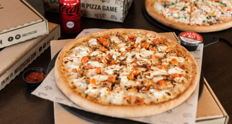 pizza con queso stracchino