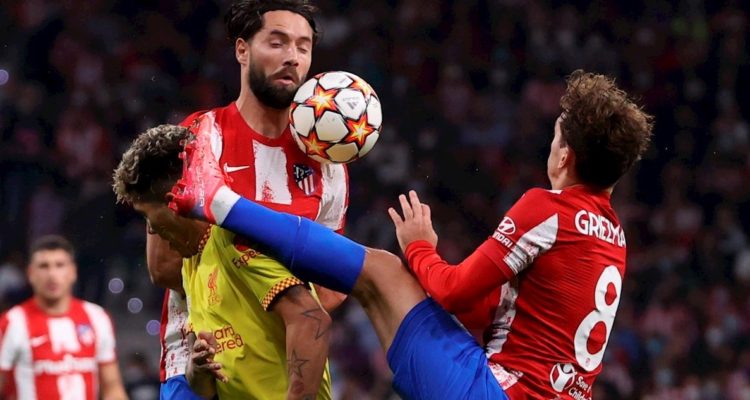 Griezmann se fue expulsado por fea plancha contra Firmino