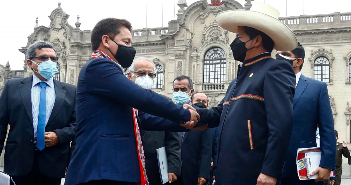 Presidente de Perú acepta la renuncia de su primer ministro, Guido Bellido formará nuevo gabinete