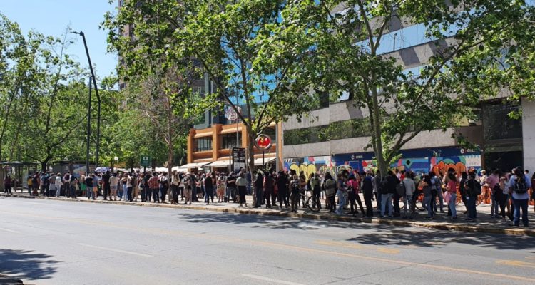 Largas filas en vacunatorios de la RM