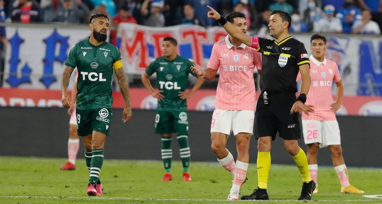 Roberto Tobar tras expulsar a Fernando Zampedri.
