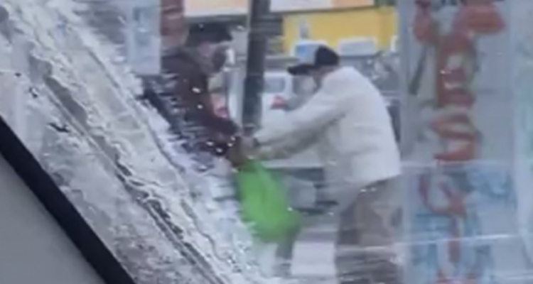 Asalto a adulto mayor discapacitado